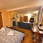 Bed & Breakfast Dworek Adamski Walbrzych