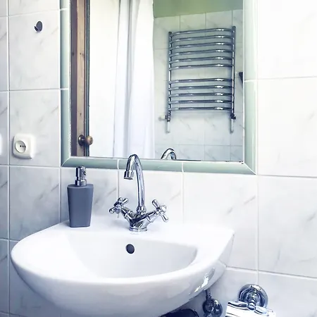 Dworek Adamski Bed & Breakfast 3*