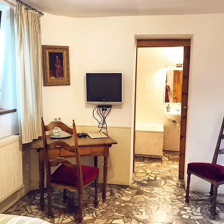 Dworek Adamski Bed & Breakfast Wałbrzych