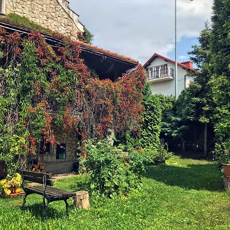 Dworek Adamski Bed & Breakfast