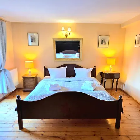 Dworek Adamski Bed and Breakfast Wałbrzych