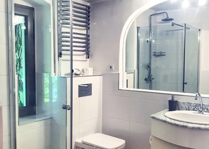 Dworek Adamski Bed & Breakfast 3*