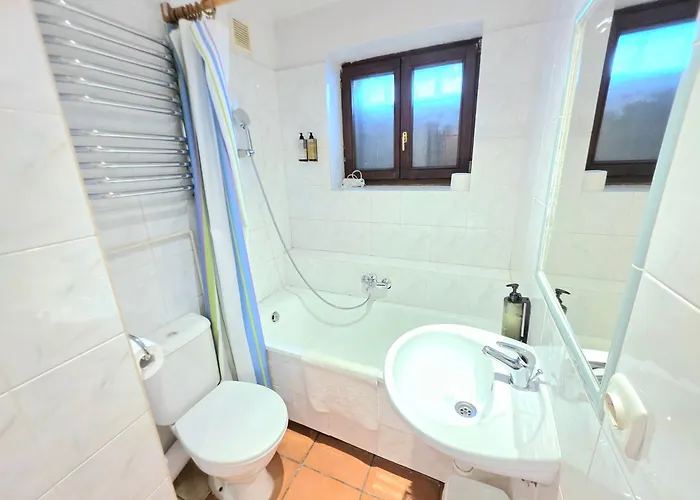 Bed & Breakfast Dworek Adamski 3*